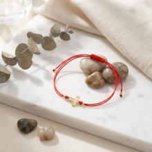 Гривна с червен конец и 14 карата златен елемент кръст B52 Гривна с червен конец и 14 карата златен елемент кръст B52