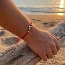 Гривна с червен конец и 14 карата златен елемент кръст B52 Гривна с червен конец и 14 карата златен елемент кръст B52