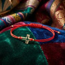 Гривна с червен конец и 14 карата златен елемент кръст B52 Гривна с червен конец и 14 карата златен елемент кръст B52