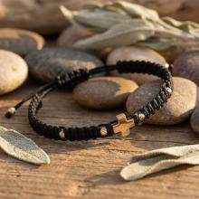 Гривна с червен конец и 14 карата златен елемент кръст B54CZ Гривна с червен конец и 14 карата златен елемент кръст B54CZ