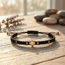 Гривна с червен конец и 14 карата златен елемент кръст B54CZ Гривна с червен конец и 14 карата златен елемент кръст B54CZ