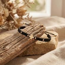 Гривна с червен конец и 14 карата златен елемент кръст B54CZ Гривна с червен конец и 14 карата златен елемент кръст B54CZ