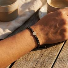 Гривна с червен конец и 14 карата златен елемент кръст B54CZ Гривна с червен конец и 14 карата златен елемент кръст B54CZ