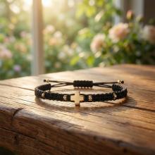 Гривна с червен конец и 14 карата златен елемент кръст B54CZ Гривна с червен конец и 14 карата златен елемент кръст B54CZ