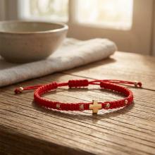 Гривна с червен конец и 14 карата златен елемент кръст B54CZ Гривна с червен конец и 14 карата златен елемент кръст B54CZ