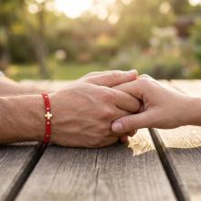 Гривна с червен конец и 14 карата златен елемент кръст B54CZ Гривна с червен конец и 14 карата златен елемент кръст B54CZ