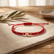 Гривна с червен конец и 14 карата златен елемент кръст B54CZ Гривна с червен конец и 14 карата златен елемент кръст B54CZ