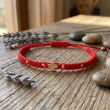 Гривна с червен конец и 14 карата златен елемент кръст B54CZ Гривна с червен конец и 14 карата златен елемент кръст B54CZ