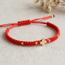 Гривна с червен конец и 14 карата златен елемент кръст B54CZ Гривна с червен конец и 14 карата златен елемент кръст B54CZ