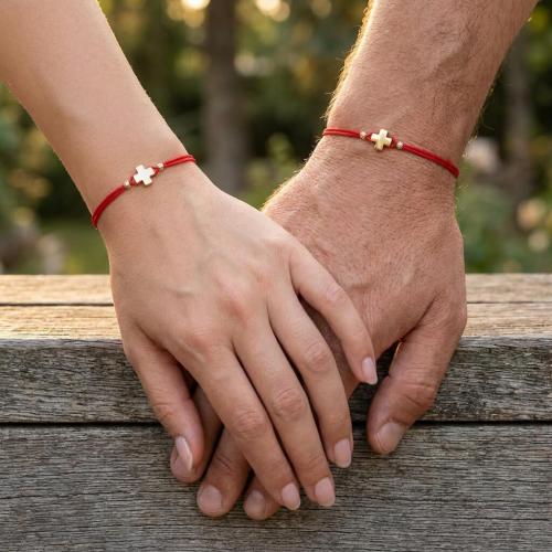 Гривна с червен конец и 14 карата златен елемент кръст