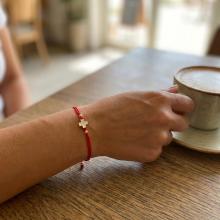 Гривна с червен конец и 14 карата златен елемент кръст