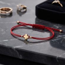 Гривна с червен конец и 14 карата златен елемент кръст