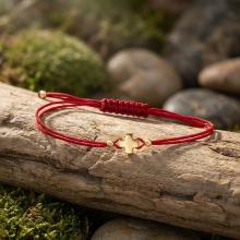 Гривна с червен конец и 14 карата златен елемент кръст