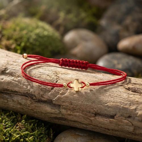 Гривна с червен конец и 14 карата златен елемент кръст 