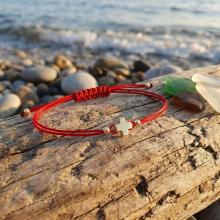 Гривна с червен конец и 14 карата златен елемент кръст