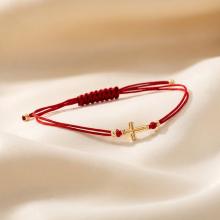 Гривна с червен конец и 14 карата златен елемент кръст B55