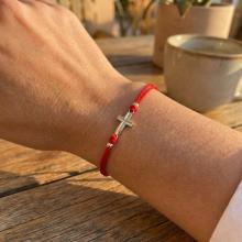 Гривна с червен конец и 14 карата златен елемент кръст B55