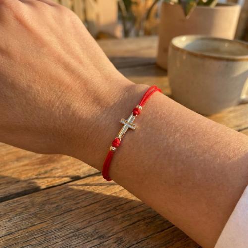 Гривна с червен конец и 14 карата златен елемент кръст B55