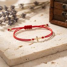 Гривна с червен конец и 14 карата златен елемент кръст B55