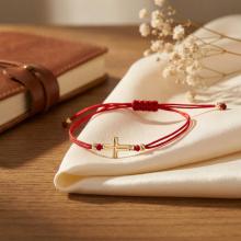 Гривна с червен конец и 14 карата златен елемент кръст B55