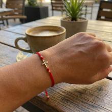 Гривна с червен конец и 14 карата златен елемент кръст B55