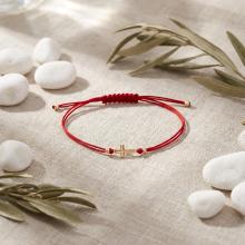 Гривна с червен конец и 14 карата златен елемент кръст B55