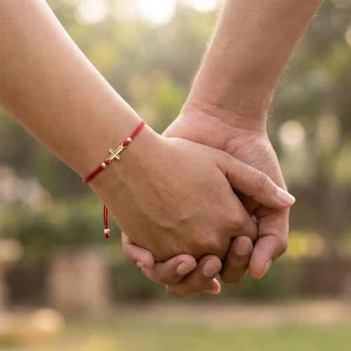 Гривна с червен конец и 14 карата златен елемент кръст B55