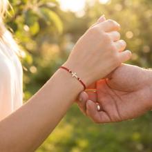 Гривна с червен конец и 14 карата златен елемент кръст B55