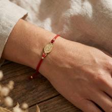 Гривна с червен конец и златен елемент Богородица