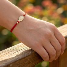 Гривна с червен конец и златен елемент Богородица