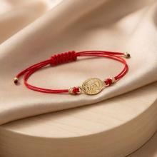 Гривна с червен конец и златен елемент Богородица