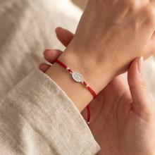 Гривна с червен конец и сребърен елемент Богородица В56 Гривна с червен конец и сребърен елемент Богородица В56