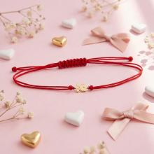 Гривна с червен конец и 14 карата златен елемент мече Гривна с червен конец и 14 карата златен елемент мече