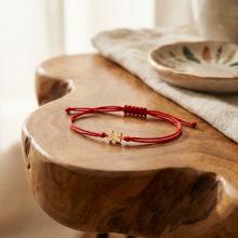 Гривна с червен конец и 14 карата златен елемент мече Гривна с червен конец и 14 карата златен елемент мече