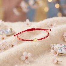 Гривна с червен конец и 14 карата златен елемент мече Гривна с червен конец и 14 карата златен елемент мече