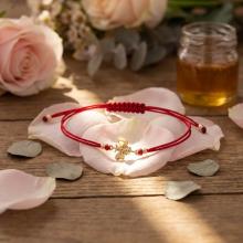 Гривна с червен конец и 14 карата златен елемент пчеличка