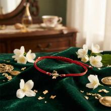 Гривна с червен конец и 14 карата златен елемент пчеличка