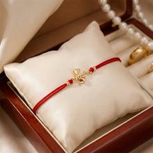 Гривна с червен конец и 14 карата златен елемент пчеличка