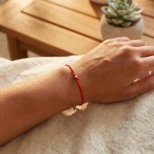 Гривна с червен конец и 14 карата златно топче B59 Гривна с червен конец и 14 карата златно топче B59