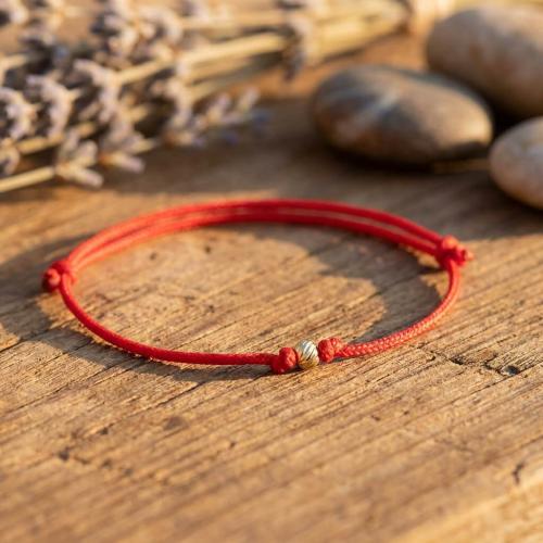 Гривна с червен конец и 14 карата златно топче B59