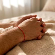 Гривна с червен конец и 14 карата златно топче B59 Гривна с червен конец и 14 карата златно топче B59