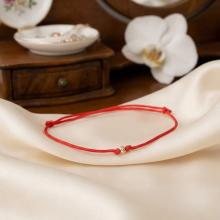 Гривна с червен конец и 14 карата златно топче B59 Гривна с червен конец и 14 карата златно топче B59