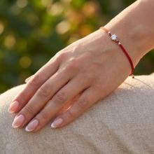 Гривна с червен конец и сребърен елемент с циркон