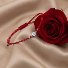 Гривна с червен конец и сребърен елемент с циркон