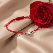 Гривна с червен конец и сребърен елемент с циркон