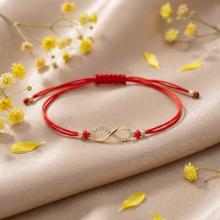 Гривна с червен конец и златен елемент безкрайност