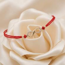 Гривна с червен конец и златен елемент безкрайност