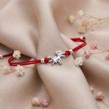 Гривна с червен конец и сребърен елемент еднорог Гривна с червен конец и сребърен елемент еднорог