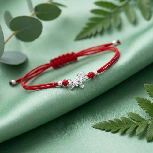 Гривна с червен конец и сребърен елемент еднорог