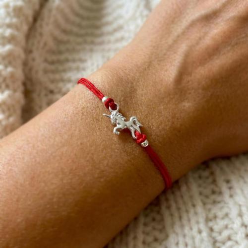 Гривна с червен конец и сребърен елемент еднорог